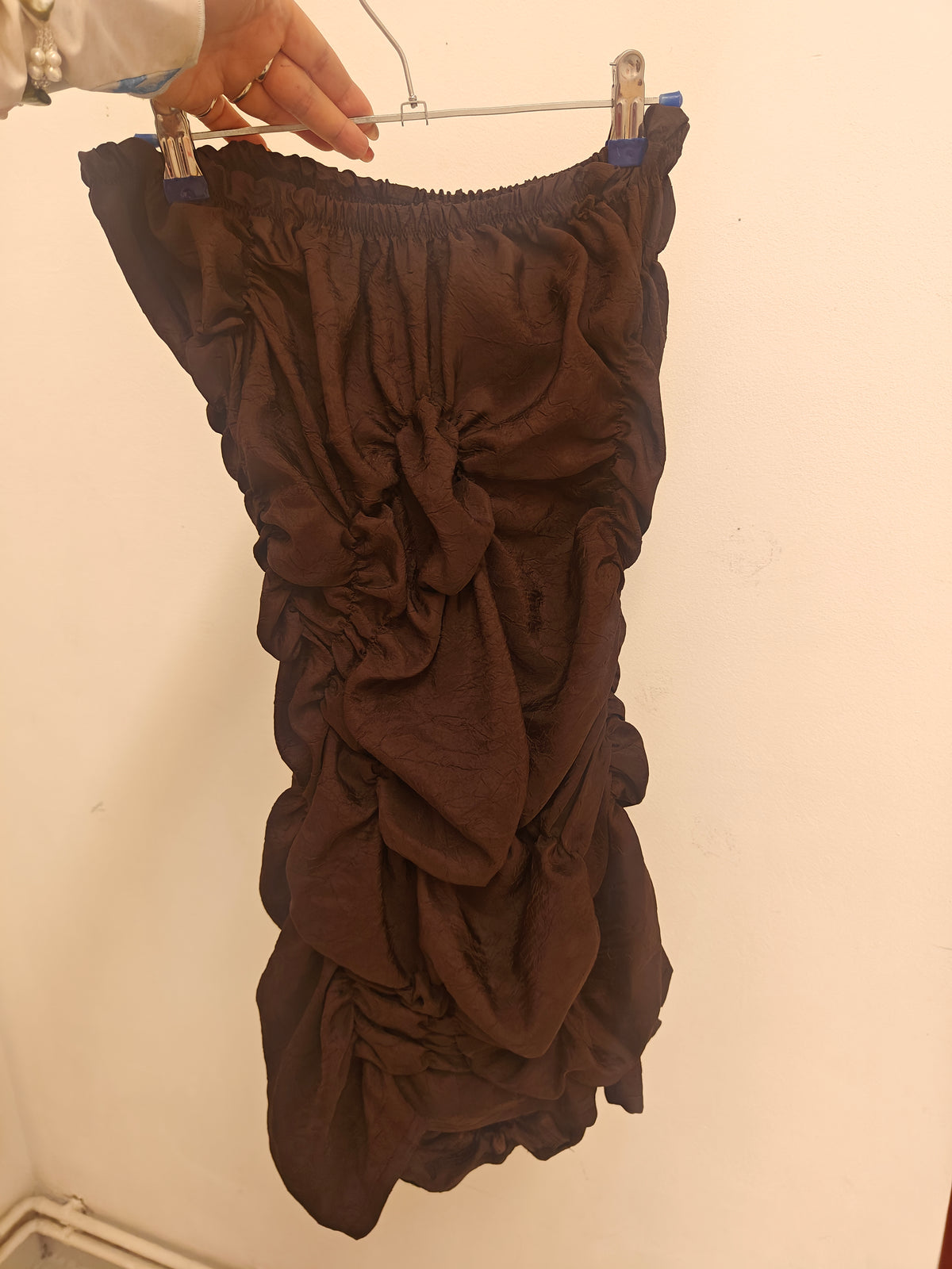 Asymmetric skirt