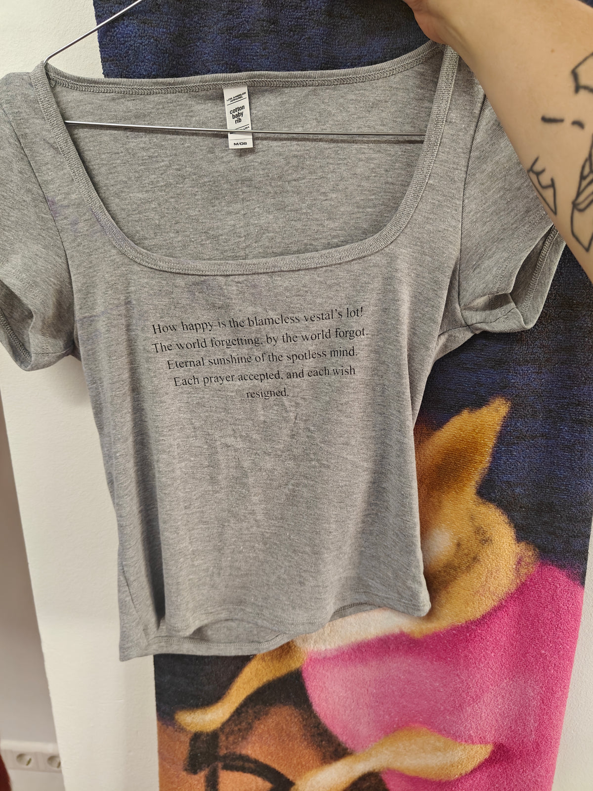 GREY TEE