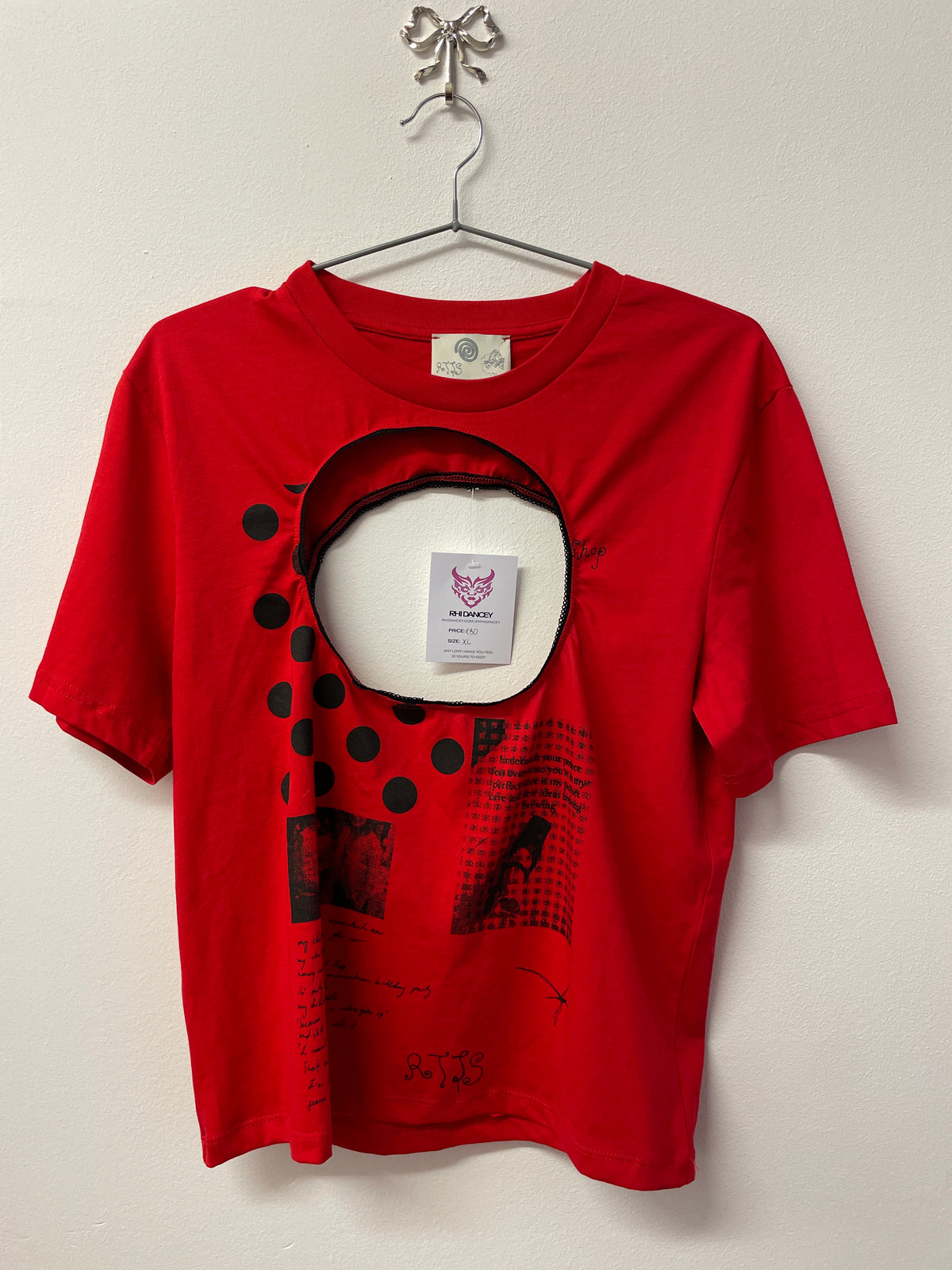 Logo hole red tee