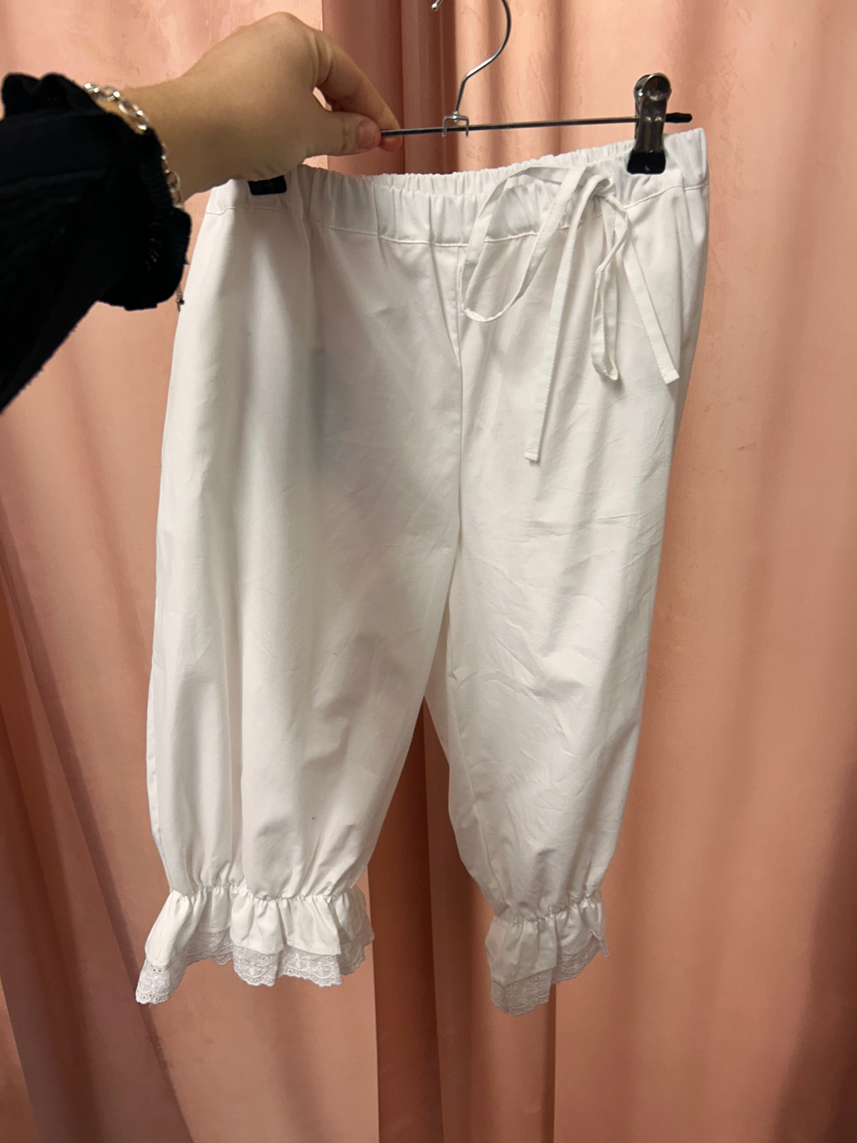 WHITE BLOOMERS