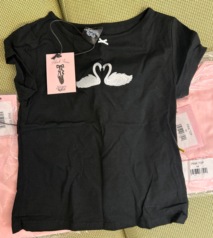 SWAN BABY TEE BLACK